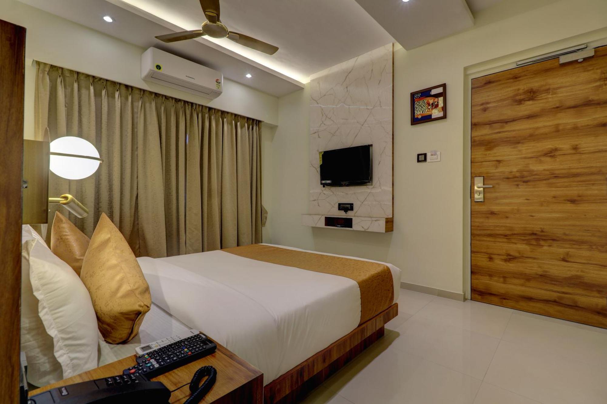 Home2 Suites And Service Apartments, Mumbai Airport Экстерьер фото